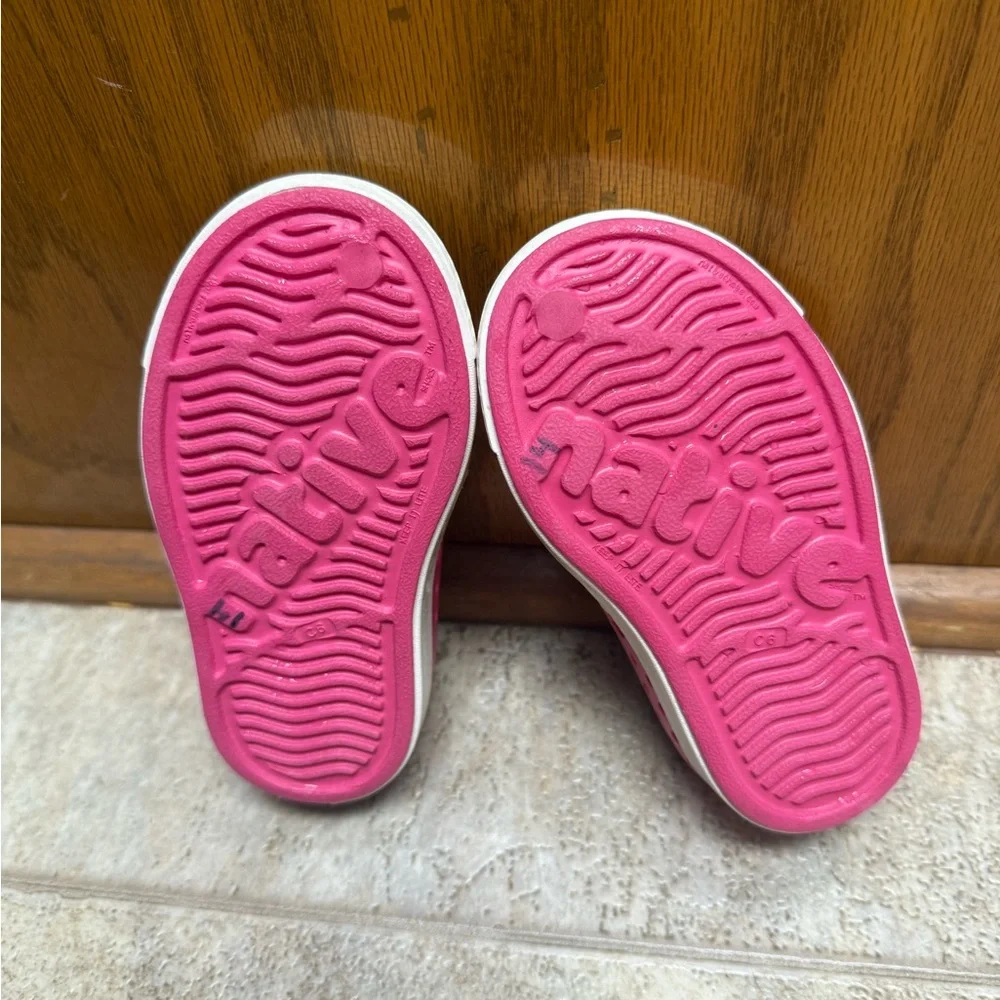 Native pink/white girls size C6 slip on shoes